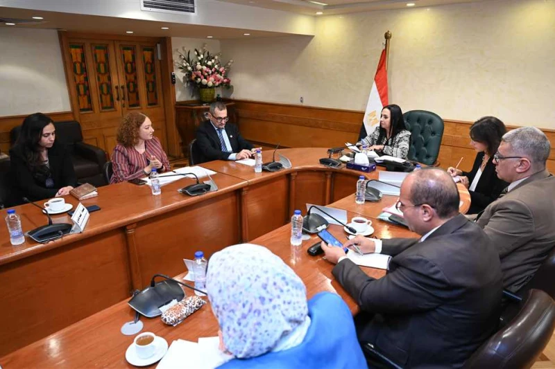 وزيرة التضامن تلتقي المدير القطري لهيئة إنقاذ الطفولة ويبحثان تعزيز أوجه التعاون استقبلت الدكتورة مايا مرسي وزيرة التضامن الاجتماعي، السيد ماتيو