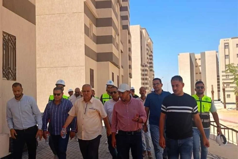 مسؤولو الإسكان يتفقدون المشروعات السكنية ومحطات المياه والصرف الصحي بمدينة 15 مايو قام المهندس كمال بهجات، مساعد نائب رئيس الهيئة لقطاع التنمية