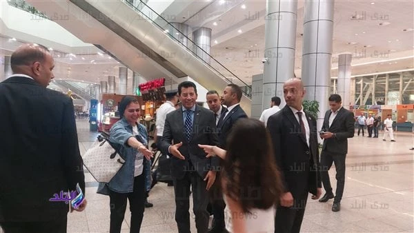 وزير الشباب والرياضة يصل مطار القاهرة لاستقبال أحمد الجندي وسارة سمير فيديو وصوروصل مطار القاهرة الدولي، قبل قليل، الدكتور أشرف صبحي وزير الشباب