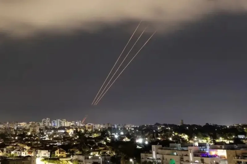 إيران تهدد وأمريكا تتوعد.. تفاصيل تطورات الأحداث في الشرق الأوسطتصاعد التوتر بين إسرائيل وإيران يؤدي إلى إعداد الولايات المتحدة وإسرائيل لضربة