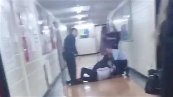 طالب ضربه بآلة حادة.. نقل مدرس بالمنوفية إلى المستشفى تلقت غرفة عمليات النقابة العامة للمعلمين برئاسة خلف الزناتي نقيب المعلمين ورئيس اتحاد المعلمين