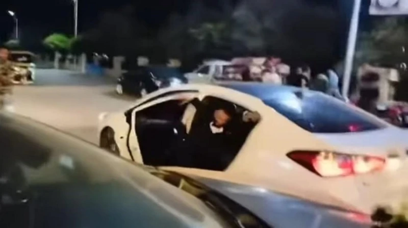 كابوس في ليلة العمر.. اختطاف عريس من حفل زفافه بالدقهلية (فيديو) تداول رواد مواقع التواصل الاجتماعي مقطع فيديو مثير يظهر حادث اختطاف عريس يوم زفافه