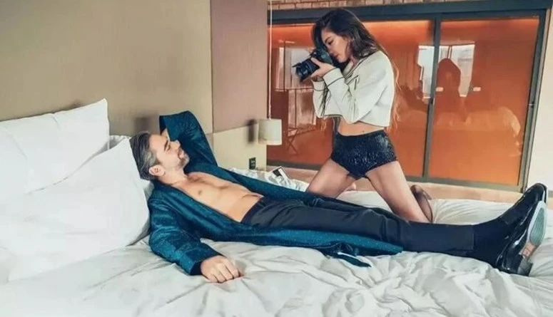 نسليهان أتاغول بملابس البحر تزامنا مع كشف جنس الجنين (صور)استعرضت نسليهان أتاغول نجمة مسلسل ابنة السفير حملها، بإطلالة بحرية أظهرت بطنها المنتفخ،