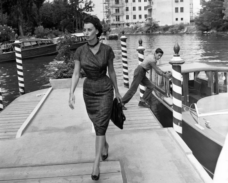 مهرجان فينيسيا السينمائي والموضة.. 8 عقود من الإطلالات الأيقونية ، مهرجان فينيسيا السينمائي والموضة 8 عقود من الإطلالات الأيقونية،ثمانية عقود من الإبداع حفظتها سجادة مهرجان فينيسيا