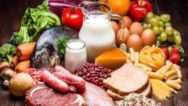 احذر.. هذه الأطعمة قد تصيبك بالسرطان تفاصيلالوجبات السريعة، المعروفة أيضا باسم الوجبات السريعة، هي الاسم الشائع للأطعمة التي يتم تحضيرها في الحال