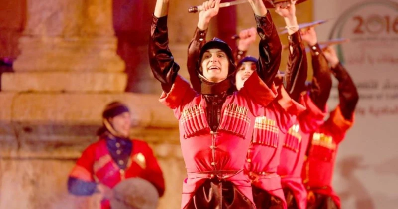 مدينة جرش جمعت بين التاريخ والعراقة .. واستقبلت في مهرجاناتها أهم الفنانين والعروض المحلية والعالمية تعرف على التالي مدينة جرش جمعت بين التاريخ