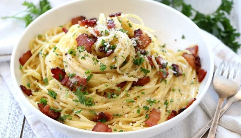 طريقة تحضير كاربونارا باستاالمقادير الباستا : 500 غراما بيف بيكون : 200 غم اللحم المقدد : 100 غراما (جامبون مدخن) الفلفل الحار : نصف ملعقة صغيرة جبن البارميزان : كوب (مبشور) البيض