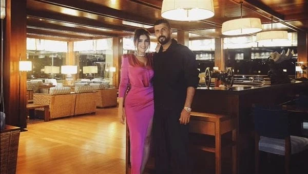 بالأبيض ظهور مثير ل محمد سامي ومي عمرشارك المخرج محمد سامي صورة تجمعه بزوجته الفنانة مي عمر على صفحته الشخصية بموقع التواصل الإجتماعي إنستجرام، وظهر