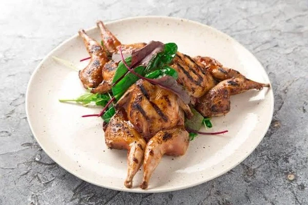 وصفة سهلة لتحضير السمان المشوي.طبق السمان المشوي هو واحد من أشهى الأطباق التي يمكن تحضيرها في المطبخ، حيث يتميز بنكهته الغنية واللحم الطري. يتم تتبيل