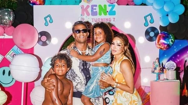 ابنة محمد رمضان تشعل السوشيال ميديا بإطلالاتها في عيد ميلادها احتفل الفنان محمد رمضان وزوجته وأبناؤه بعيد ميلاد ابنتهما كنز.شارك محمد رمضان جمهوره ومتابعيه بصور وفيديو من الحفل عبر