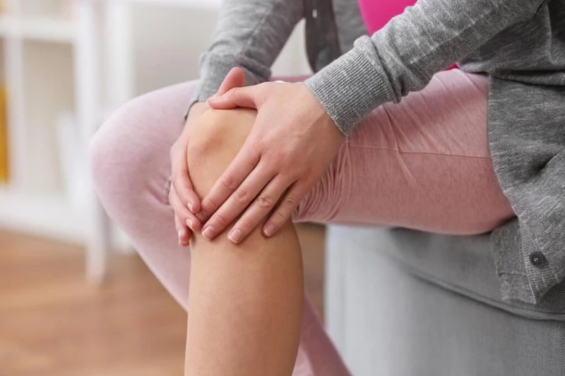 التهاب المفاصل الروماتويدي .. كيف يمكن التخفيف من آلامه ؟الروماتويدي يعاني الكثير من الأشخاص من الإصابة بالتهاب المفاصل، وقد يكشف عن أمراض أخرى تصيب