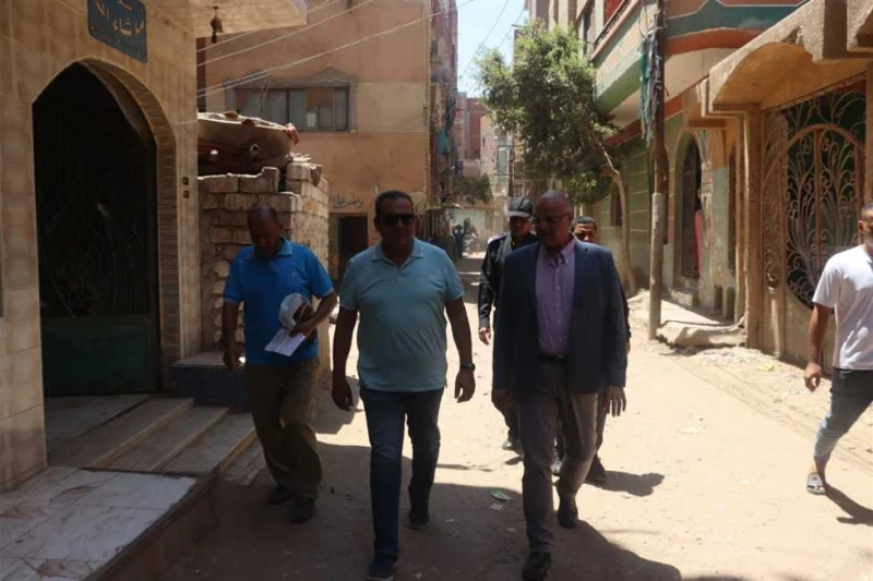 اصطحبة لقريته للفصل فيها.. محافظ القليوبية يستجيب لشكوى مواطن من جاره بقرية العبادلة في لفته إنسانيه، استجاب المهندس أيمن عطية محافظ القليوبية فورا