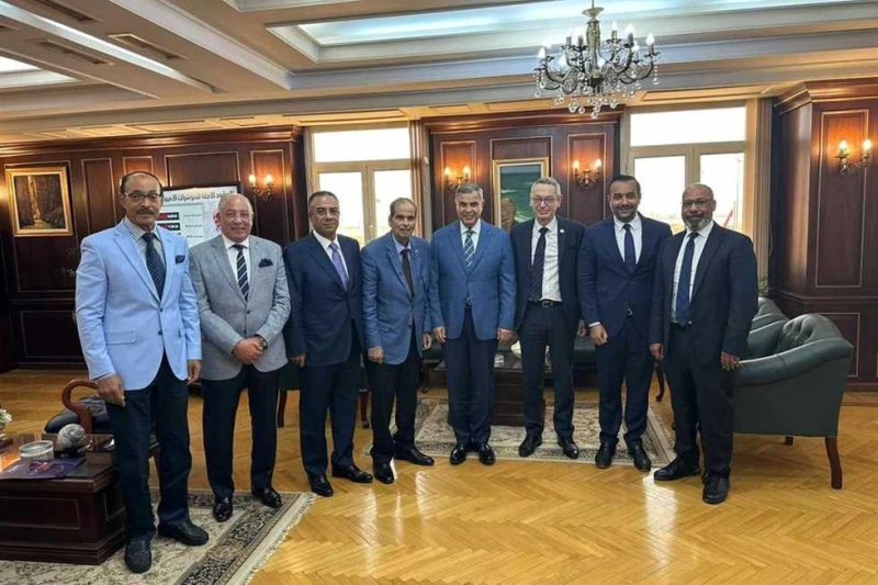 وفد من رجال الأعمال يلتقى محافظ الإسكندرية لمناقشة ملفات التصالح فى مخالفات البناء التقى وفد من جمعية رجال أعمال الإسكندرية، برئاسة محمد هنو، رئيس