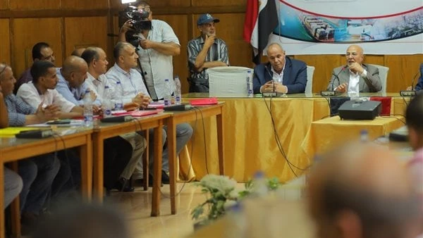 خالد عيش يلتقي اللجان النقابية لشركة السكر لبحث تعظيم الصناعة ورصد التحدياتألتقى النائب خالد عيش ممثل عمال مصر بمجلس الشيوخ ورئيس النقابة العامة