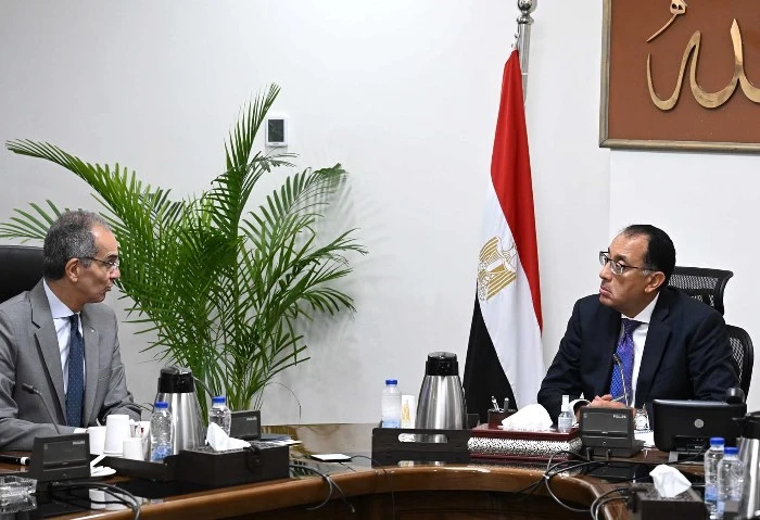 رئيس الوزراء يستعرض مع وزير الاتصالات دعم الوزارات في التحول الرقمي التقى الدكتور مصطفى مدبولي، رئيس مجلس الوزراء، مساء اليوم، بمقر الحكومة بمدينة