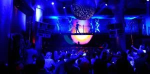 أحضان وقبلات .. فنان شهير برفقة فتاة داخل ملهى ليلي تعرف على التالي أحضان وقبلات .. فنان شهير برفقة فتاة داخل ملهى ليلي، وكالات السوسنةتداول رواد