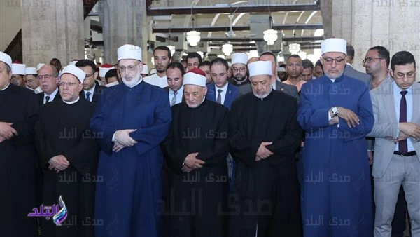 تشييع جنازة زوجة حسن الشافعي من الجامع الأزهر صورشيعت جنازة زوجة د. حسن الشافعي رئيس المجامع اللغوية العربية، عضو هيئة كبار العلماء، عقب صلاة العصر،