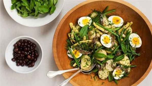 هل دايت البيض يساعد على خسارة الوزن سريعايعتمد نظام البيض الغذائي على دمج البيض في جميع الوجبات الرئيسية في اليوم؛ لزيادة تناول البروتين بشكل عام،