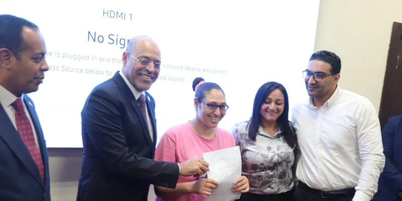 وزير العمل يسلم عقود عمل لذوي همم بمحافظتي القاهرة والإسماعيلية ناس وخدمات شاهد المقال التالي من صحافة مصر عن وزير العمل يسلم عقود عمل لذوي همم