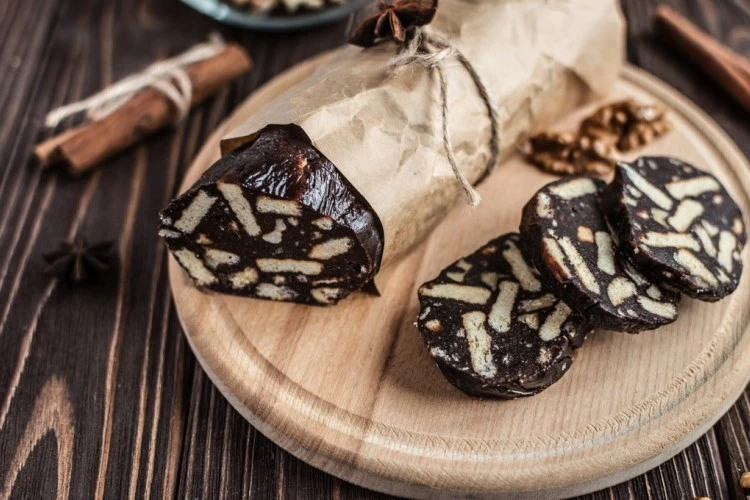 طريقة عمل ليزي كيك.. وصفة سهلة وسريعة لحلوى لذيذةالليزي كيك هو نوع من الحلويات السريعة واللذيذة التي يمكن تحضيرها بسهولة دون الحاجة إلى خبز. تجمع هذه الحلوى بين البسكويت المطحون وا