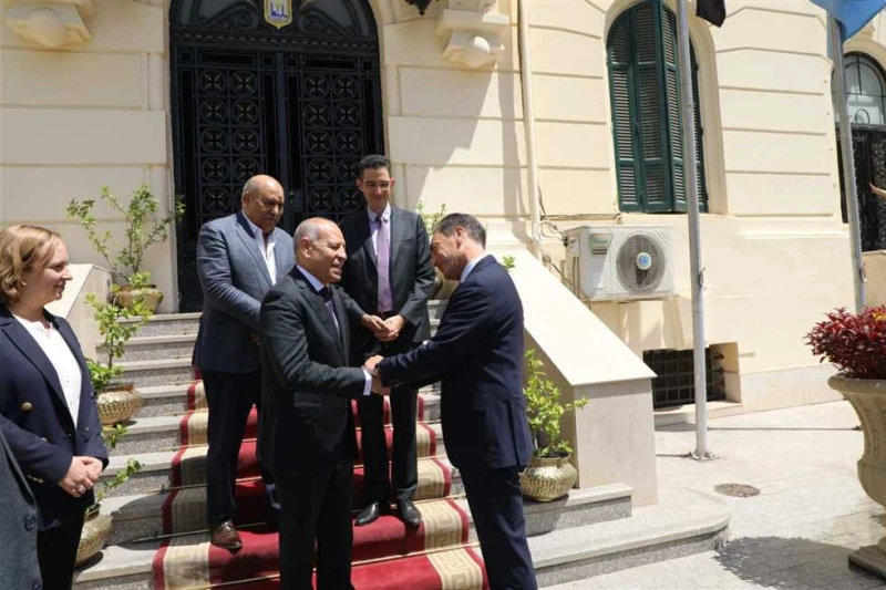 صابر يلتقي سفير فرنسا لبحث الحفاظ على تراث القاهرة التقى الدكتور إبراهيم صابر، محافظ القاهرة، اليوم الخميس، السفير إريك شوفالييه، سفير فرنسا بالقاهرة، والوفد المرافق له. وأكد محافظ