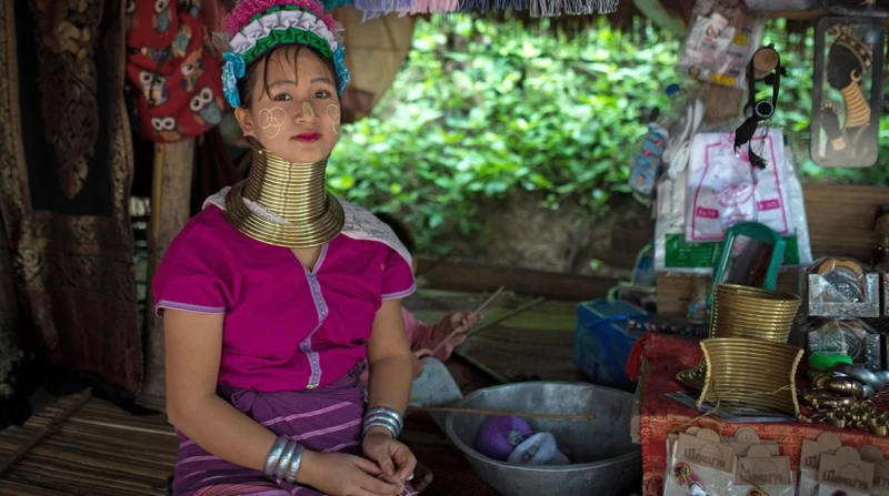 النساء الزرافات.. ذوات الأعناق أكثر إغراء للرجال حلقات ذهبية سميكة لامعة كانت أبرز ما يميزن نساء قبيلة الكايان، ليصير الجمال ملتفا حول رقابهن ومقيدا لهن حتى الممات، في أعناق يبلغ ط