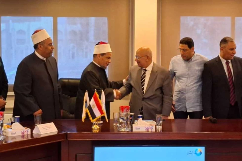 الشيمي: إجراءات حاسمة لمحاربة رش المياه في الشوارع أو استخدامها في غسيل السيارات عقدت شركة مياه الشرب بالقاهرة، اليوم السبت، اجتماع برئاسة المهندس مصطفى الشيمى، رئيس مجلس إدارة الش