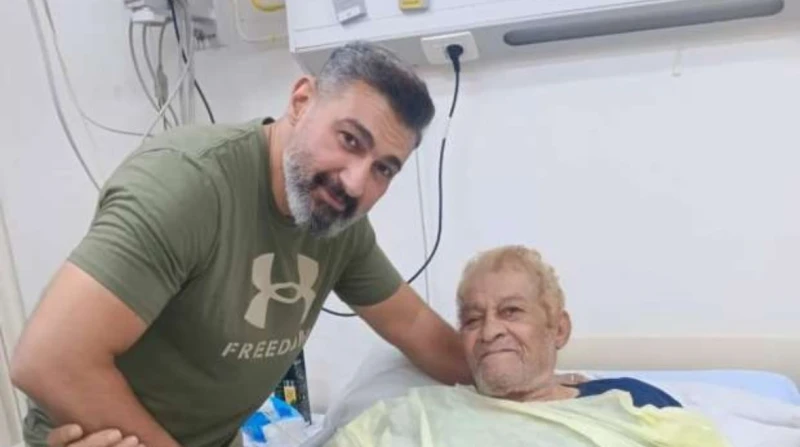 ياسر جلال يزور صالح العويل في العناية المركزة كشف هشام، ابن الفنان صالح العويل، أن الفنان ياسر جلال، بحث عن رقم هاتفه، للتواصل معه وزيارة والده، منذ