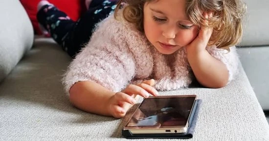 التحديق في شاشة الهاتف قد يؤثر بشكل كبير على صحتك أنت وطفلك، من ألم الظهر وتأثير على العين والمخ والتركيز، لكن يمكن أن يؤثر أيضا الهاتف على صحة الجلد