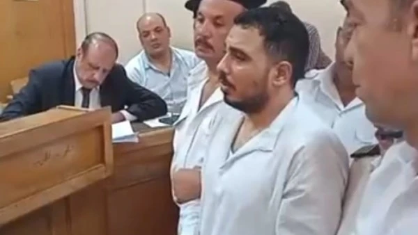 بيتهته وخايف وبيترعش: الحديث الأول ل سفاح التجمع أمام هيئة المحكمة منذ بداية محاكمته في أول ظهور له أمام هيئة المحكمة منذ بدء محاكمته، بدت على المتهم