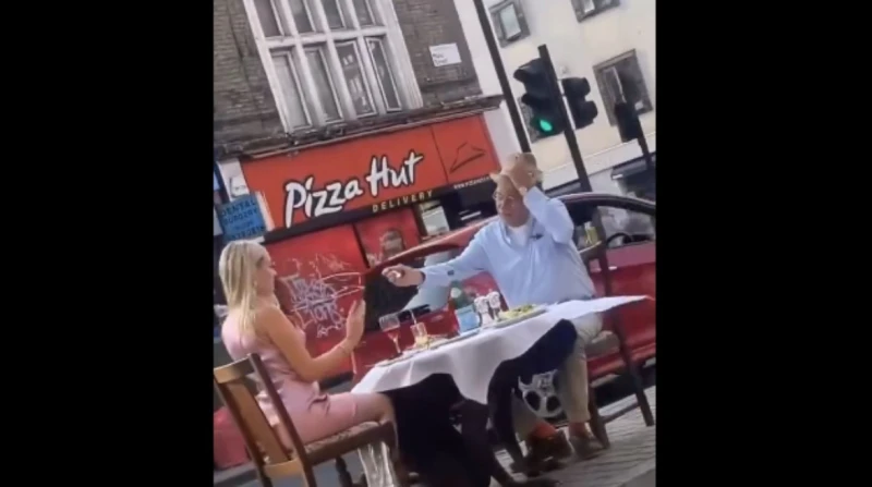 زوجان أوربيان يأكلان على ظهر أفريقي.. (فيديو صادم) في مشهد صادم نشر على وسائل التواصل الاجتماعي، يظهر فيديو لزوجين أوروبيين يتناولان الطعام في أحد