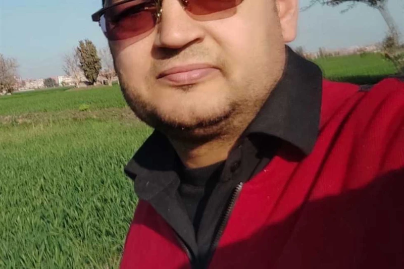 مسيو محمود مدرس الفرنساوي لأفاق عربية: أنا لسه عايش.. أخدت عزايا وأنا حي! أعرب محمود سعيد يوسف الطنطاوي، مدرس لغة فرنسية بمدرسة قلين الثانوية للبنات