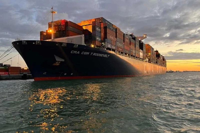 نائب وزير النقل: المحطات الجديدة بالموانئ سترفع حجم التداول إلى 30 مليون حاوية سنويا قال اللواء احمد حواش، رئيس هيئة ميناء الإسكندرية، أن ميناء