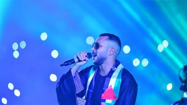 على راحتي.. ويجز يبدأ حفل ختام مهرجان العلمين صعد مطرب الراب ويجز، إلى خشبة مسرح بمدينة العلمين الجديدة، لبدء ختام فعاليات مهرجان العلمين المقام