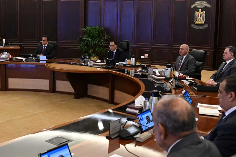 هل تتعرض مصر لفقاعة عقارية تؤثر على الاقتصاد؟ رئيس الوزراء يرد أكد رئيس مجلس الوزراء، مصطفى مدبولي، أن المخاوف من تعرض قطاع العقارات في مصر لفقاعة عقارية لا أساس لها، مشيرا إلى أن 