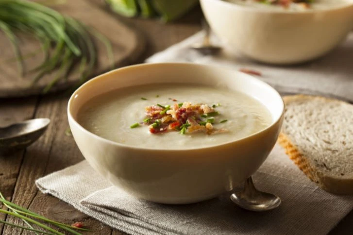 طريقة عمل شوربة الشوفان الصحية.. وصفة خطوة بخطوةشوربة الشوفان من الأطباق الصحية والمغذية التي تعتبر خيارا ممتازا لوجبة خفيفة أو وجبة رئيسية. الشوفان