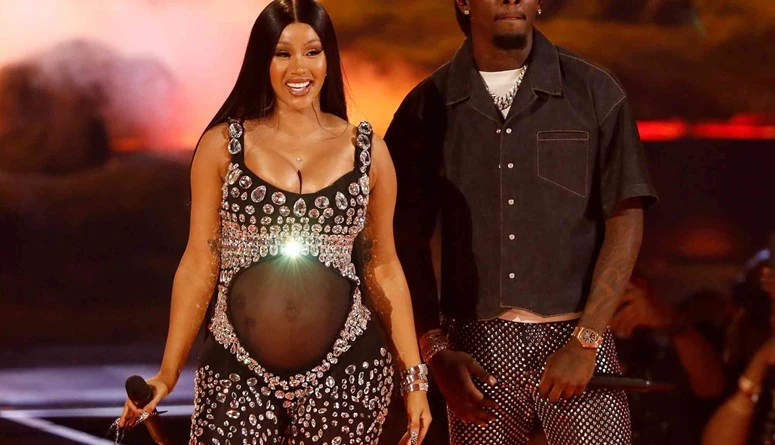 حادث مرعب كاد يجهض كاردي بيكشفت مغنية الراب كاردي بي تعرضها أخيرا لحادث مرعب، كاد يكلفها جنينها، قائلة إنها انزلقت أثناء نزولها على الدرج.وذكرت كاردي