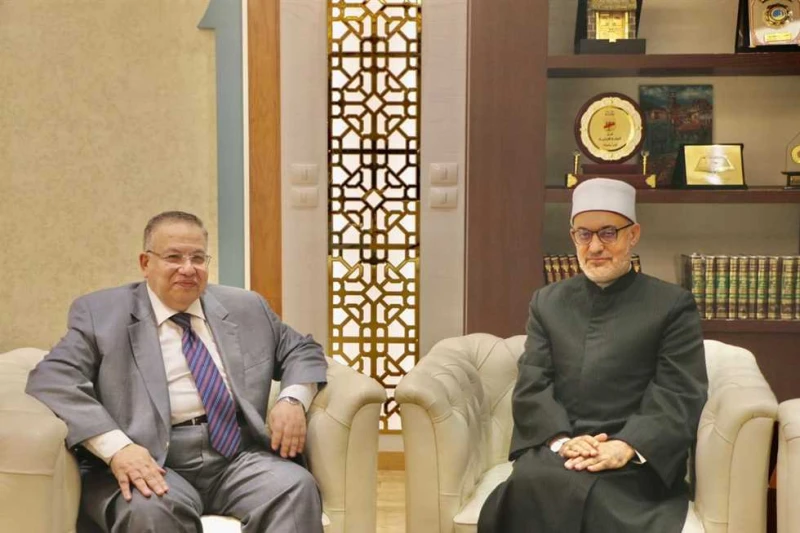 مفتي الجمهورية يلتقي نقيب الأشراف ويتفقان على التنسيق والتعاون الكامل استقبل الدكتور نظير محمد عياد -مفتي الجمهورية، رئيس الأمانة العامة لدور وهيئات