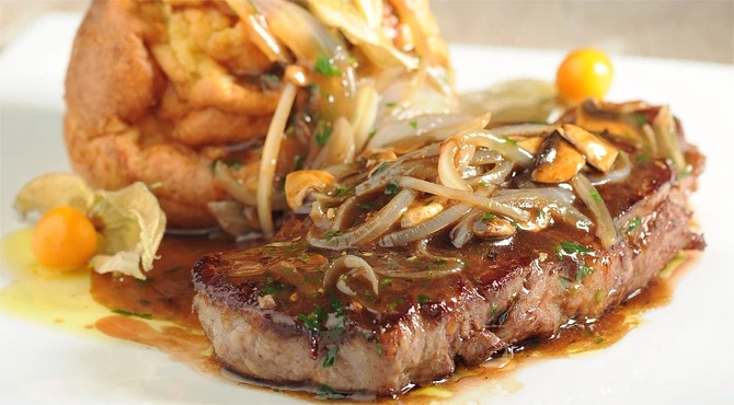 طريقة تحضير ستيك بصوص البصلالمقادير لحم ستيك بقري : 500 غراما (شرائح) ملح : ملعقة صغيرة فلفل أسود : ملعقة صغيرة زيت الزيتون : 2 ملعقة كبيرة البصل الأحمر : 1 حبة (مقطع دوائر) سكر : 