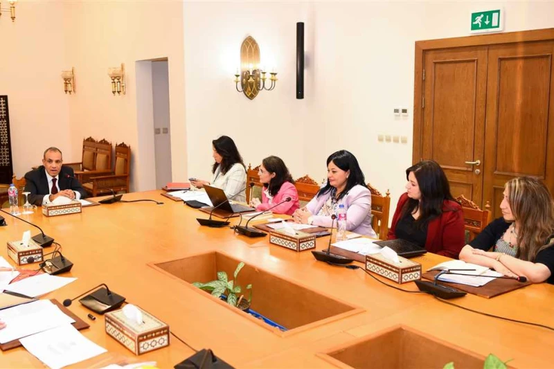 عبدالعاطي يجتمع بقيادات وأعضاء القطاع الاقتصادي بوزارة الخارجية اجتمع الدكتور بدر عبدالعاطى وزير الخارجية والهجرة وشئون المصريين بالخارج، اليوم