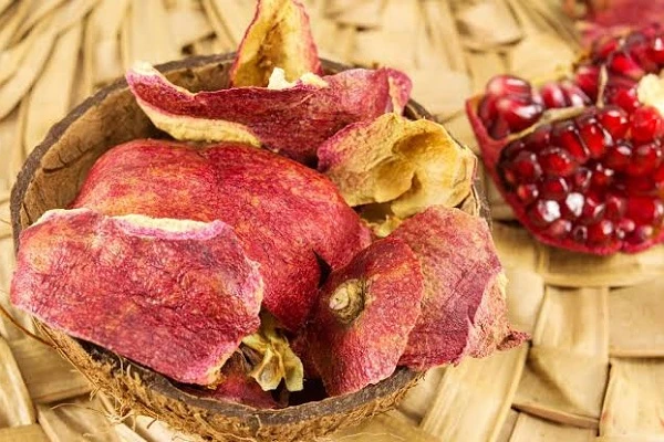 فوائد قشر الرمان للبشرة.قشر الرمان له فوائد عديدة للبشرة، ويعتبر مصدرا طبيعيا للعديد من المركبات الفعالة التي تعزز صحة الجلد وتحميه. إليك بعض الفوائد