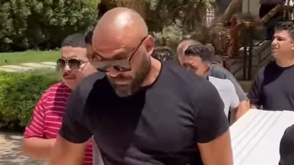 تعرف على موعد ومكان عزاء والد الفنان أحمد صلاح حسنيأعلن الفنان أحمد صلاح حسني موعد عزاء والده اللاعب الراحل صلاح حسني .وكتب أحمد صلاح حسني عبر صفحته