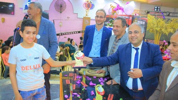 شهيد لقمة العيش.. وفاة صغير 15 عاما في حريق سوبر ماركت بسوهاج توفي الطالب مصطفى السيد مصطفى، أحد النشطاء المعروفين في مجال العمل الخيري وحفظ القرآن،