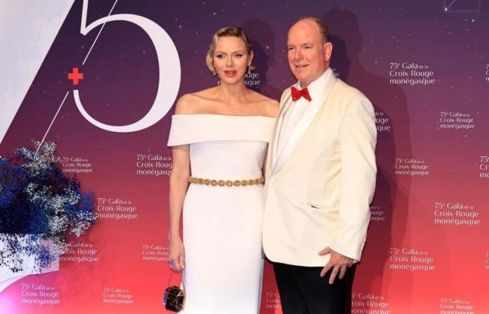 دائما ما تحتوي القصور الملكية على كم هائل من خزائن الأسرار التي يتشوق الجمهور الملكي للاطلاع عليها، والتي قد تكون مادة غنية لكتابة القصص والروايات، ولا سيما الجانب الرومانسي من الم