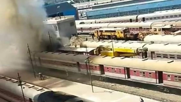 حريق أحد القطارات داخل حوش محطة مصر في ميدان رمسيس نشب منذ قليل حريق هائل داخل حوش القطارات بمحطة مصر في ميدان رمسيس بالقاهرة، مما أدى إلى حالة من الارتباك والفزع بين المسافرين وال