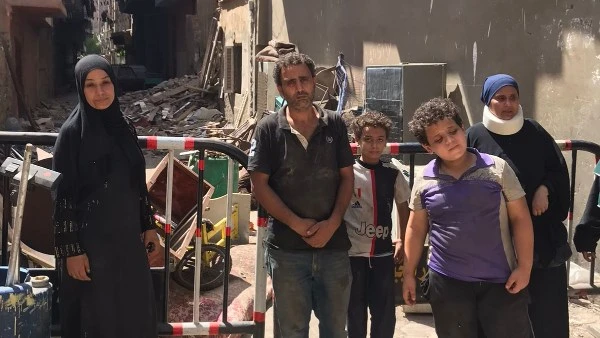 دموع وحطام.. سكان عقار الكيت كات المنهار يجمعون ما تبقى من حياتهم في الشارع في مشهد يختلط فيه الألم بالعجز، استيقظ سكان عقار الكيت كات في إمبابة على كابوس لم يكن في الحسبان. صباح ا