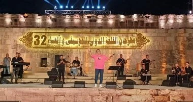 إيهاب توفيق يبدأ حفل مهرجان القلعة بأغنية سحرانى تعرف على التالي إيهاب توفيق يبدأ حفل مهرجان القلعة بأغنية سحرانى، بدأ النجم ايهاب توفيق حفله الغنائي