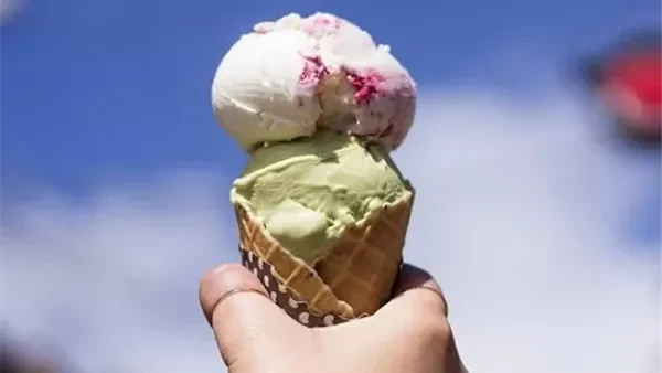 نكهات خاصة.. طريقة عمل الجيلاتو الإيطالى.. آيس كريم للترطيب في الحريفضل الكثير من الأشخاص تناول الجيلاتو الإيطالي، وخاصة فى فصل الصيف لترطيب الجسم، ومقاومة الحر، فإذا كنت من ضمن هؤ