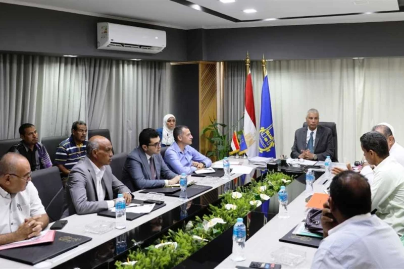 محافظ أسوان يكلف بسرعة إخلاء مبنى مستشفى الحميات للبدء في تطويره (تفاصيل) عقد اللواء إسماعيل كمال، محافظ أسوان، اليوم الأربعاء، اجتماعا لبحث الموقف