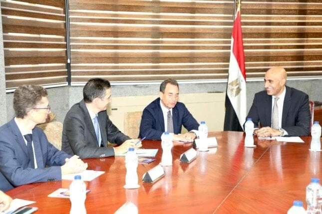 وزير التعليم يبحث مع السفير الفرنسي سبل تعزيز أوجه التعاوناستقبل محمد عبد اللطيف وزير التربية والتعليم والتعليم الفني، إريك شوفالييه سفير فرنسا بالقاهرة، والوفد المرافق له، حيث تنا